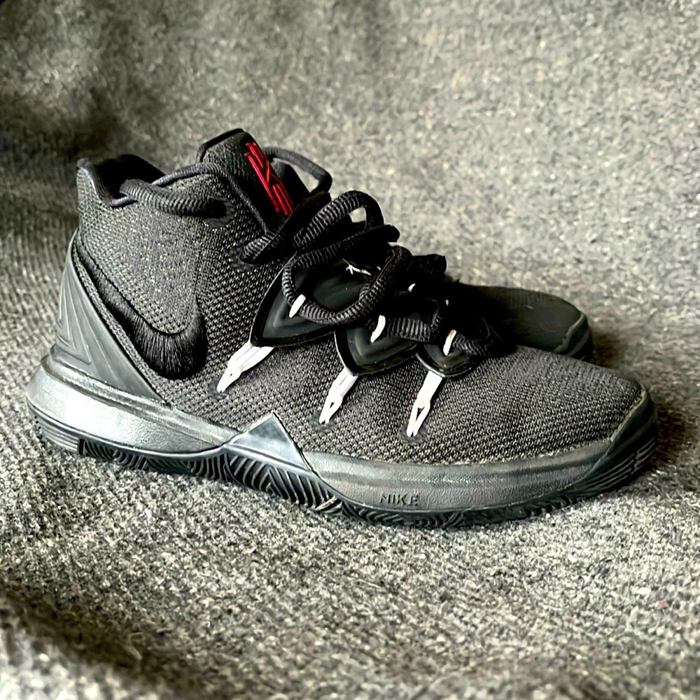 Nike Youth Kyrie size 4 little kids Basketball shoes